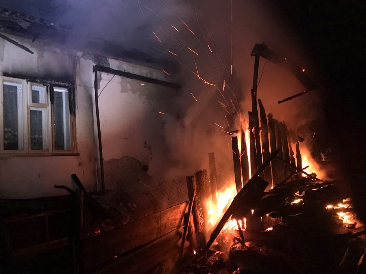 Цієї ночі прикарпатські пожежники врятували будинок у Косівському районі