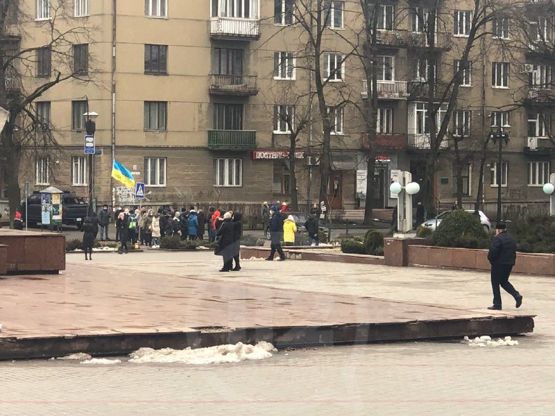 Франківські підприємці під стінами мерії вимагають дозволити роботу ринків ВІДЕО