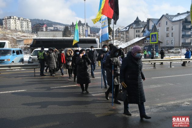 Підприємці перекрили дорогу на "Буковель" з вимогою його закриття ФОТО