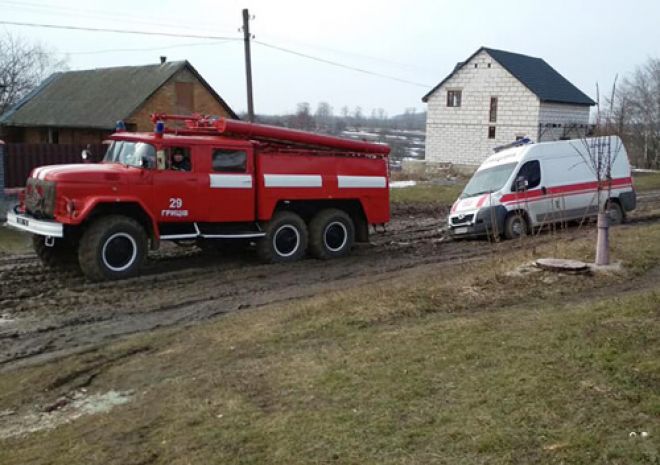 Прикарпатські рятувальники витягнули швидку, яка застрягла на польовій дорозі