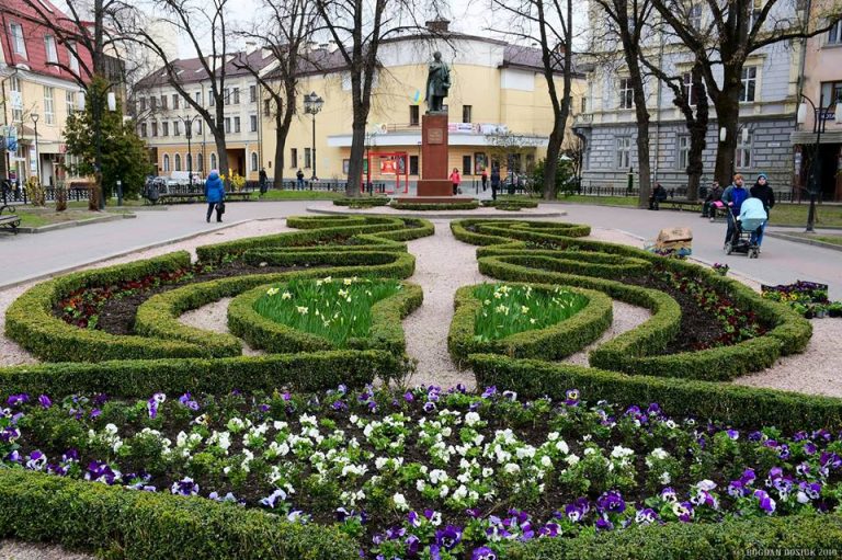 Франківські комунальники взялися за весняний благоустрій міста ВІДЕО