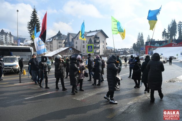 Підприємці перекрили дорогу на "Буковель" з вимогою його закриття ФОТО