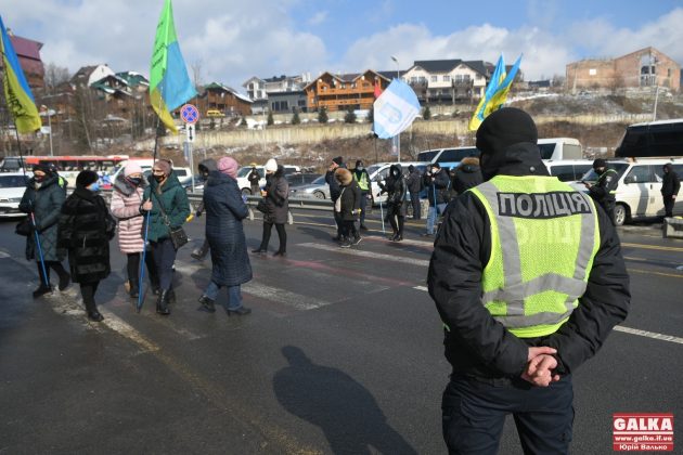 Підприємці перекрили дорогу на "Буковель" з вимогою його закриття ФОТО