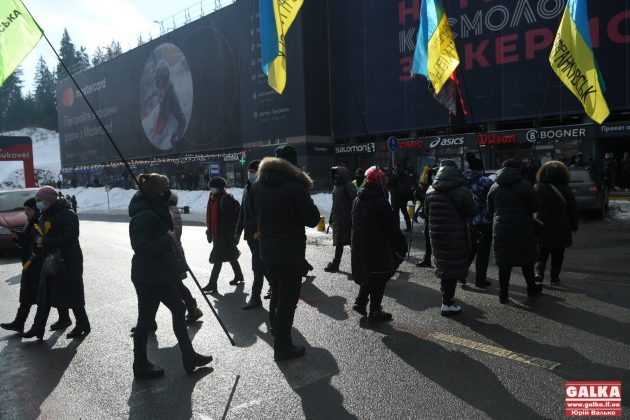 Підприємці перекрили дорогу на "Буковель" з вимогою його закриття ФОТО