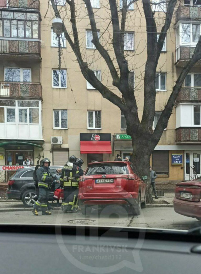 У центрі Франківська Toyota влетіла у дерево