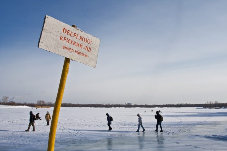 На Франківщині рятувальники не допускають "екстрималів" на крихкий лід