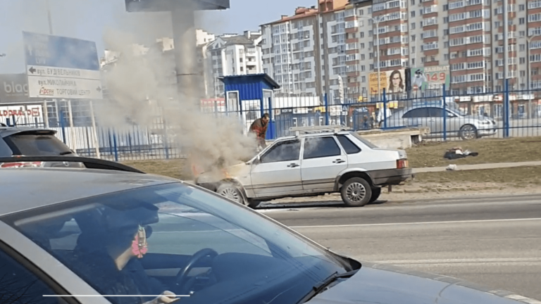 На Івасюка поблизу «Епіцентру» спалахнув автомобіль ВІДЕО