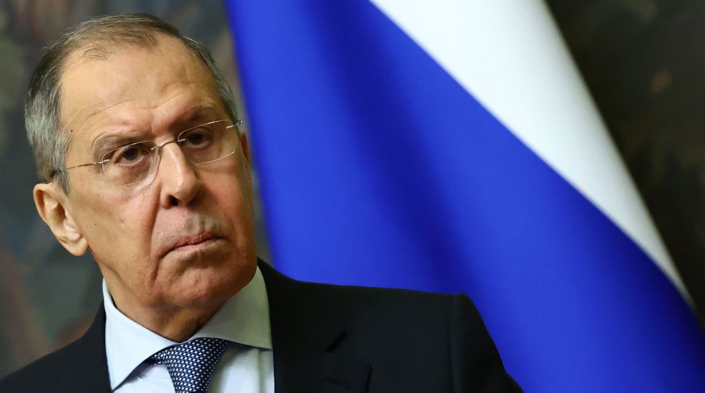 Російська дипломатична етика: очільник МЗС РФ Лавров з’явився на публіці в масці з непристойним написом «FCKNG QRNTN» ФОТО