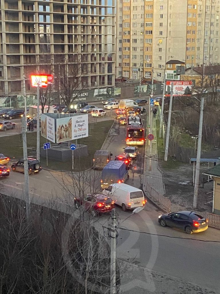 На Пасічній чергова масштабна ДТП - рух ускладнено ФОТО