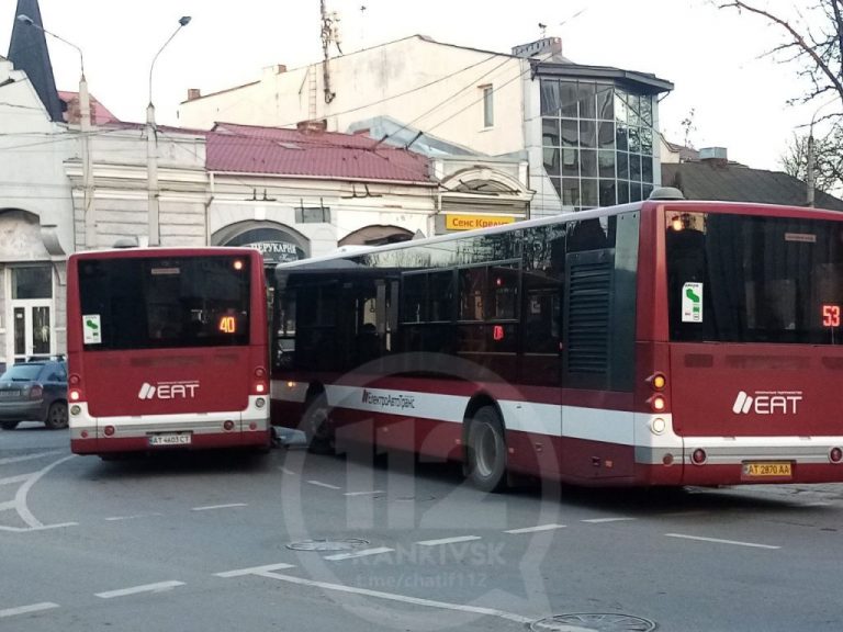 У середмісті Франківська не розминулись два комунальні автобуси ФОТО