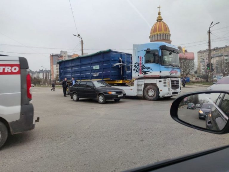 У Франківську на перехресті зіштовхнулись вантажівка та легковик - рух ускладнено ФОТО