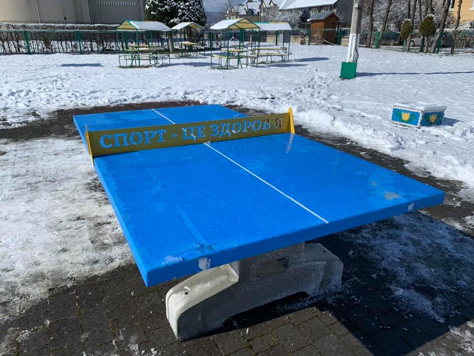 Спорт – це здоров’я: на території прикарпатської школи встановили новий тенісний стіл