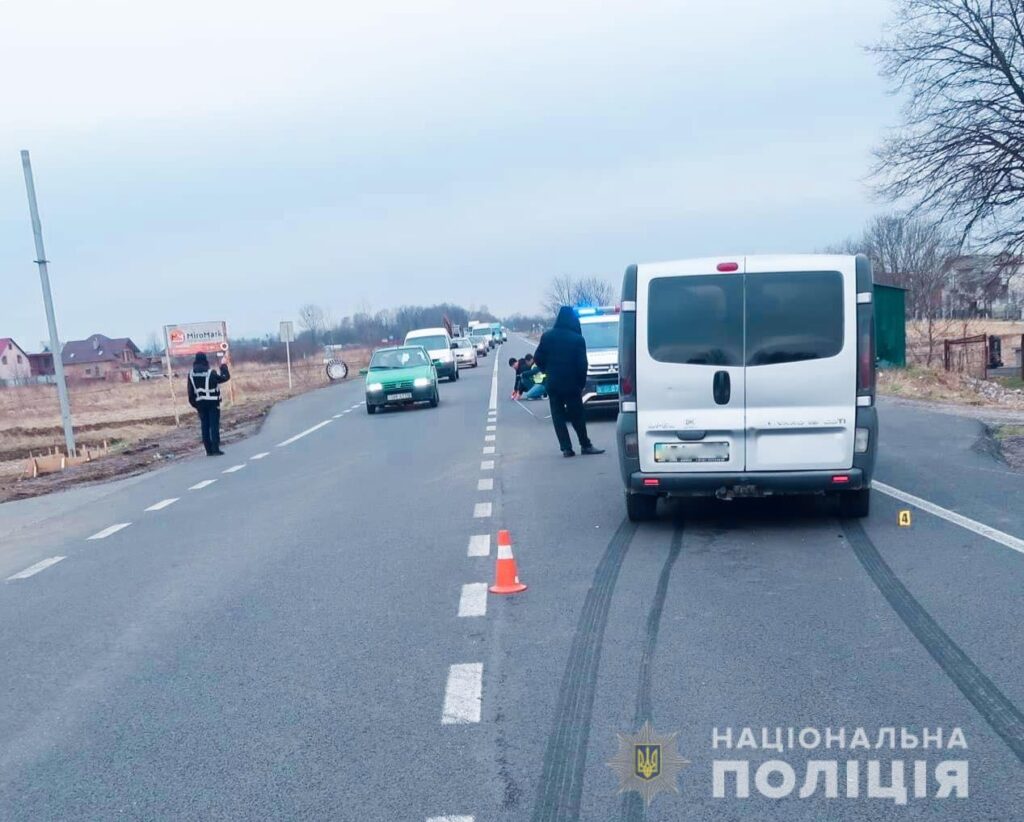 Поліція з'ясовує обставини двох ДТП на Прикарпатті, в яких постраждали 14-річна дівчинка та мотоцикліст ФОТО