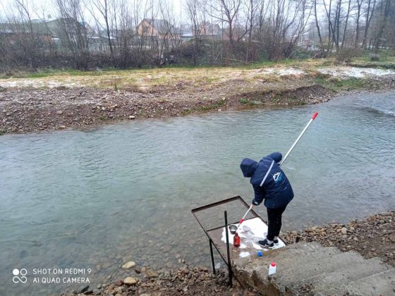 Спеціалісти відібрали проби води на перевірку з сімох річок Івано-Франківщини ФОТО