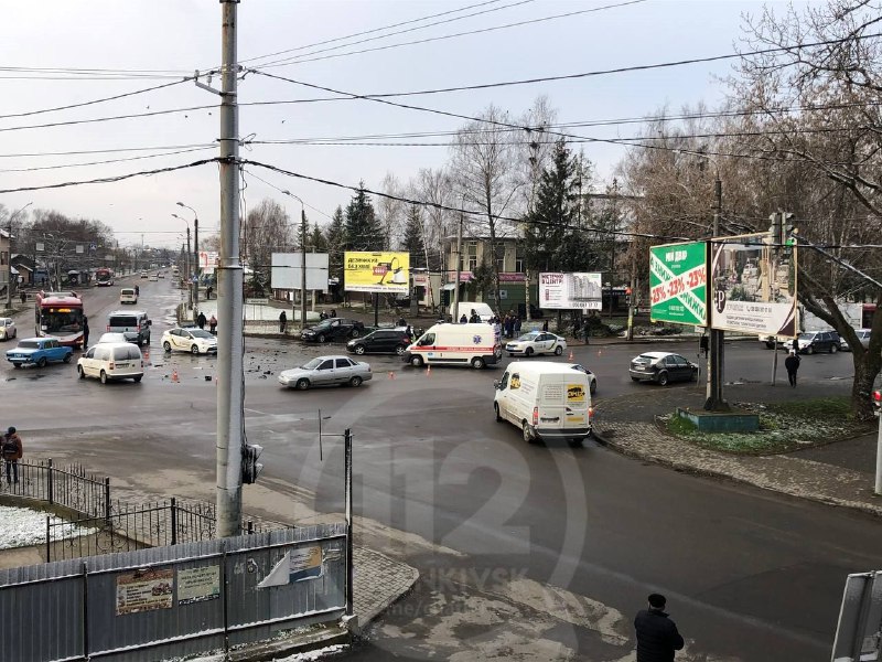 На виїзді з Франківська трапилася серйозна ДТП за участі автомобіля патрульної поліції ФОТО