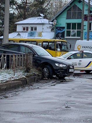 На виїзді з Франківська трапилася серйозна ДТП за участі автомобіля патрульної поліції ФОТО