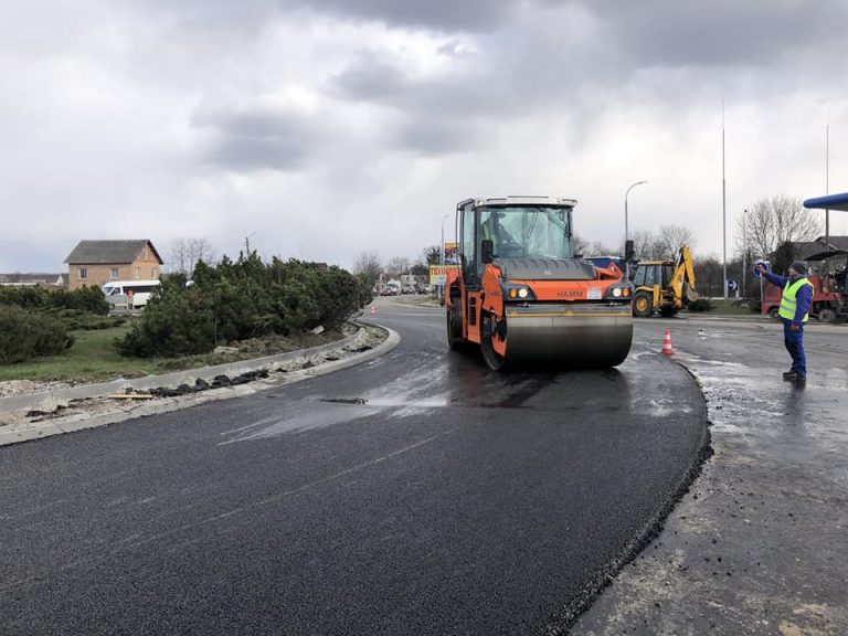 На в'їзді у Надвірну асфальтують кільце