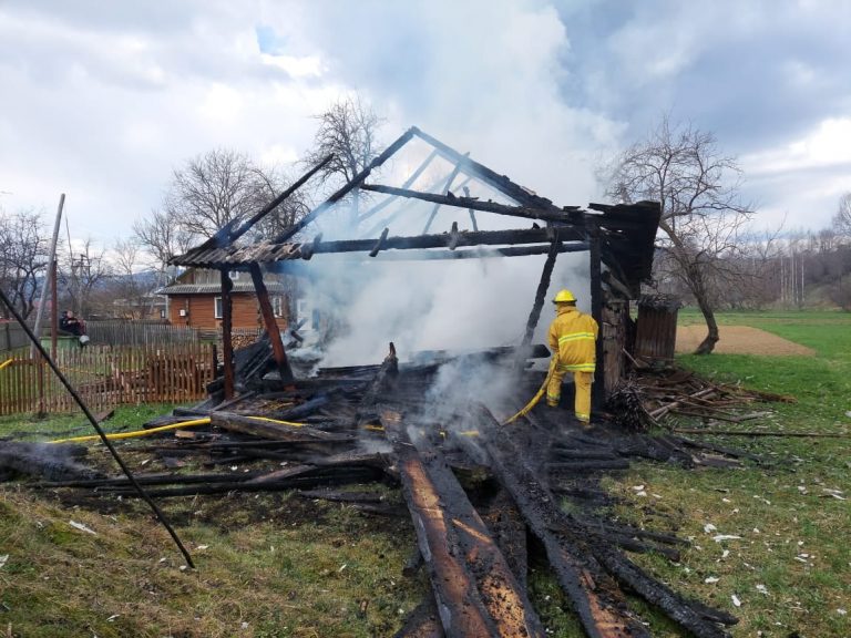 Упродовж минулої доби на Франківщині горіли будинки, господарські будівлі та автомобіль