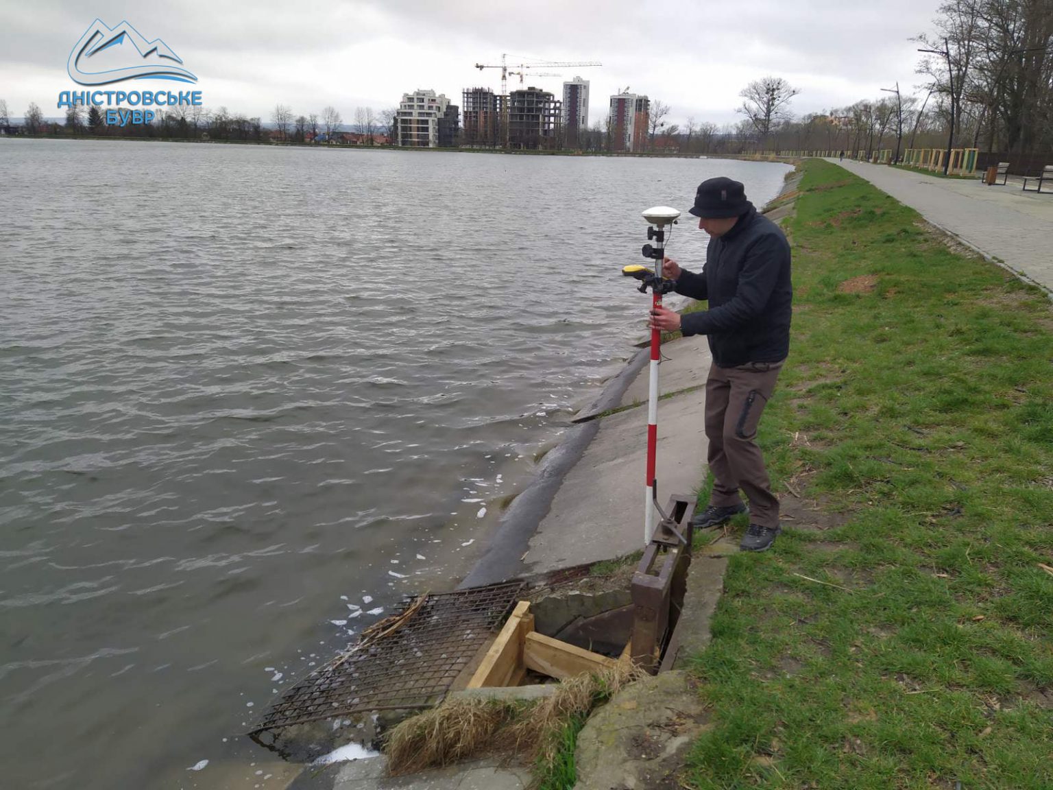 Спеціалісти Дністровського БУВР перевірили дамбу та технічний стан міського озера