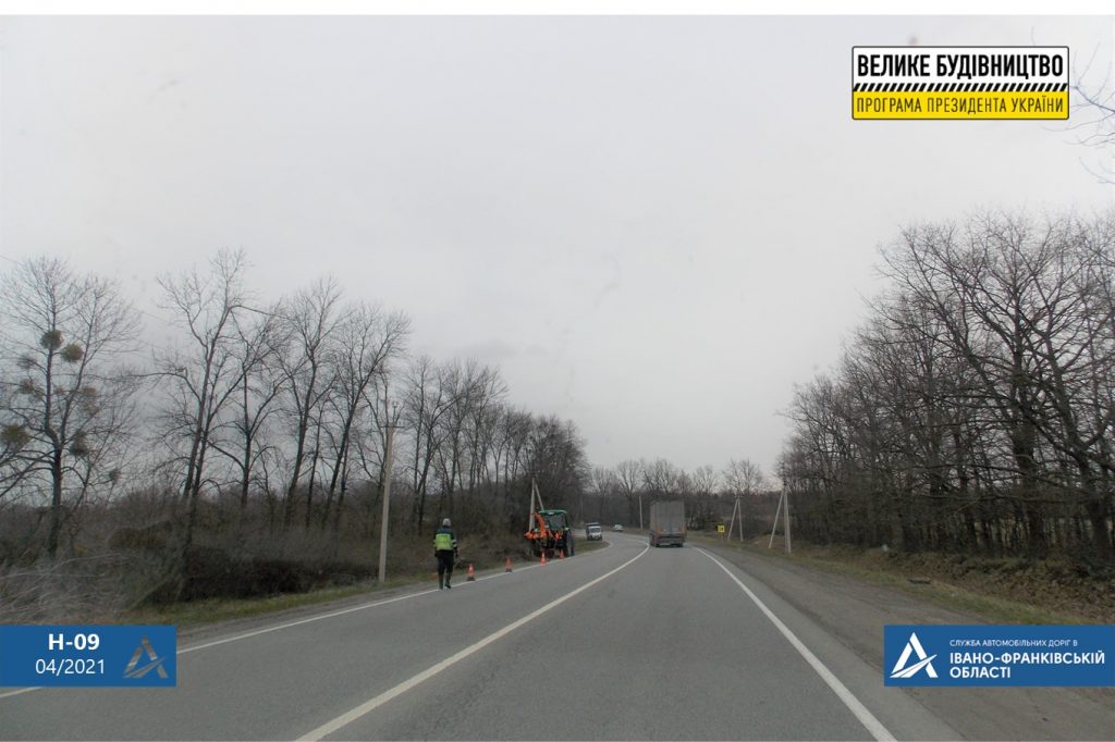 На одній з найгірших прикарпатських доріг усувають ямковість