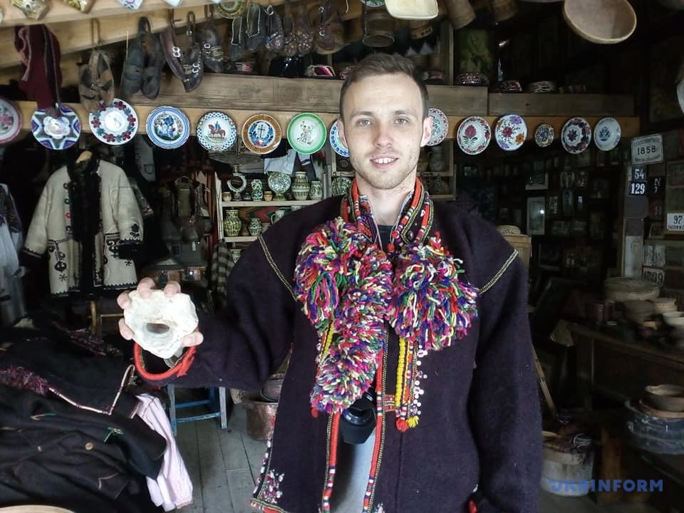Справжні пістоль опришків та древній гуцульський одяг: чим здивує туристів музей “Альпеншток” ФОТО