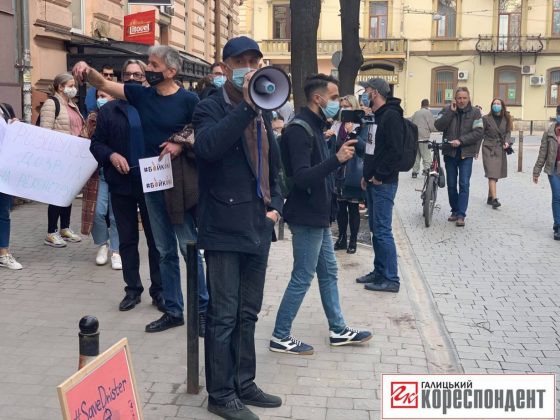 Франківчани вийшли на акцію, щоб відстояти готель “Дністер”