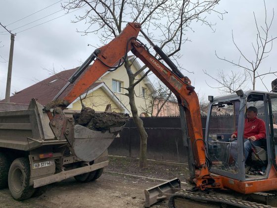 В УКБ продовжили капремонт двору на вулиці Хмельницького