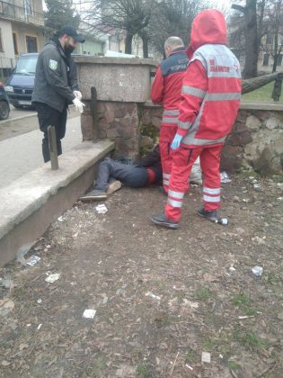 Неподалік франківського вокзалу муніципали врятували чоловіка, який лежав без свідомості ФОТО