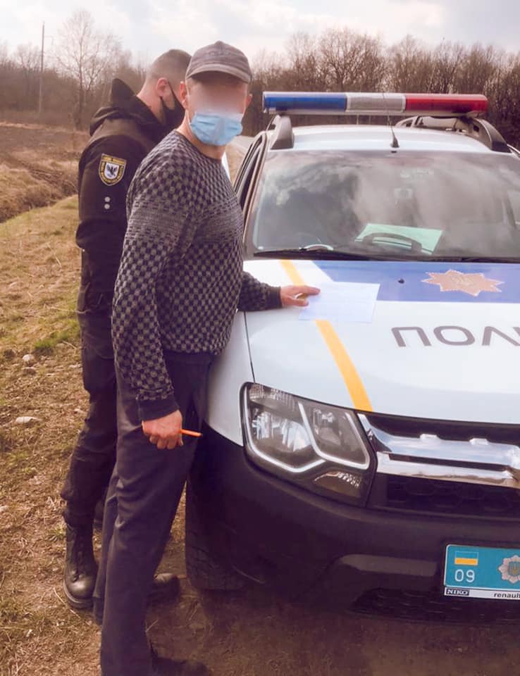 підробленими