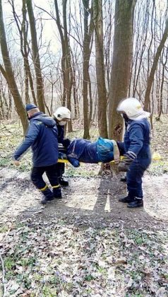 Прикарпатські рятувальники допомогли чоловіку, який травмував ногу ФОТО