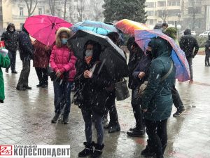 Під стіни ОДА вийшли обурені прикарпатці, які не погоджуються з результатами виборів на 87-окрузі