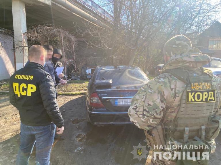 Правоохоронці викрили зловмисників, які вимагали від прикарпатця 6 700 доларів неіснуючого боргу