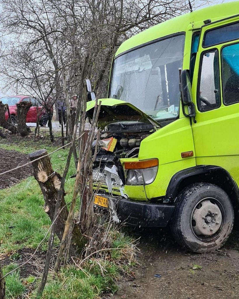 На Прикарпатті у жахливу автотрощу потрапили автобус та легковик, ймовірно є постраждалі ФОТО