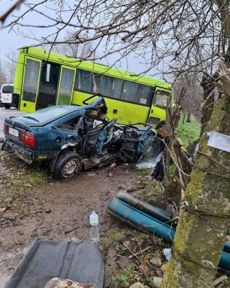 На Прикарпатті у жахливу автотрощу потрапили автобус та легковик, ймовірно є постраждалі ФОТО