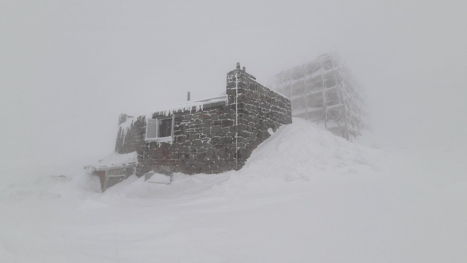 У Карпатах мороз та дрібний сніг