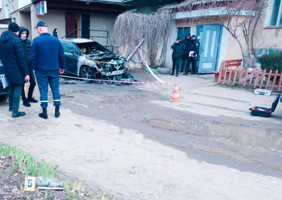 На Прикарпатті невідомі підпалили позашляховик Lexus ФОТО