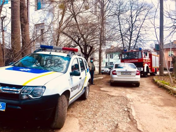 Прикарпатські поліцейські затримали чоловіка, який смертельно травмував франківця і погрожував вчинити самогубство ФОТО