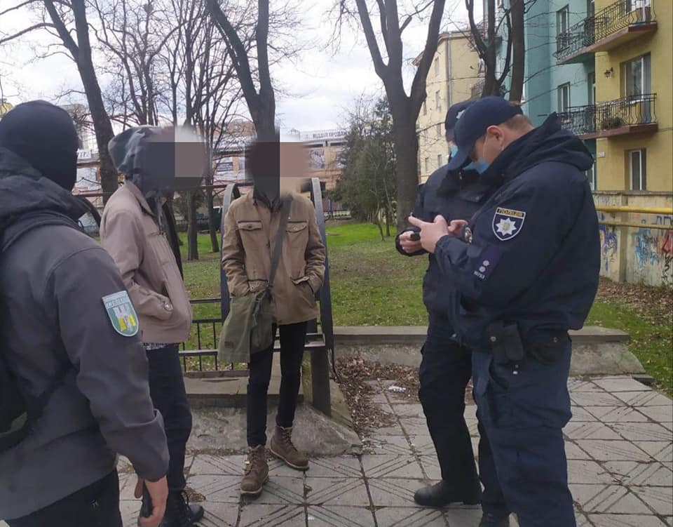 У Меморіальному сквері муніципали затримали неповнолітніх хлопців, які вживали алкоголь