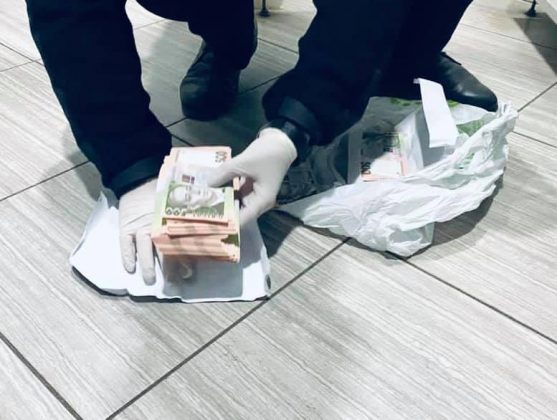 Прикарпатські поліцейські затримали фальшивомонетників з підробленими купюрами на 300 тисяч гривень ФОТО