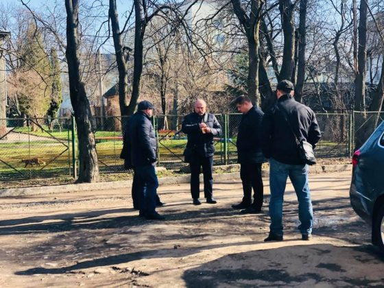 Прикарпатські поліцейські затримали чоловіка, який смертельно травмував франківця і погрожував вчинити самогубство ФОТО