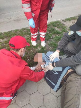 У Франківську муніципали допомагали непритомному чоловіку ФОТО