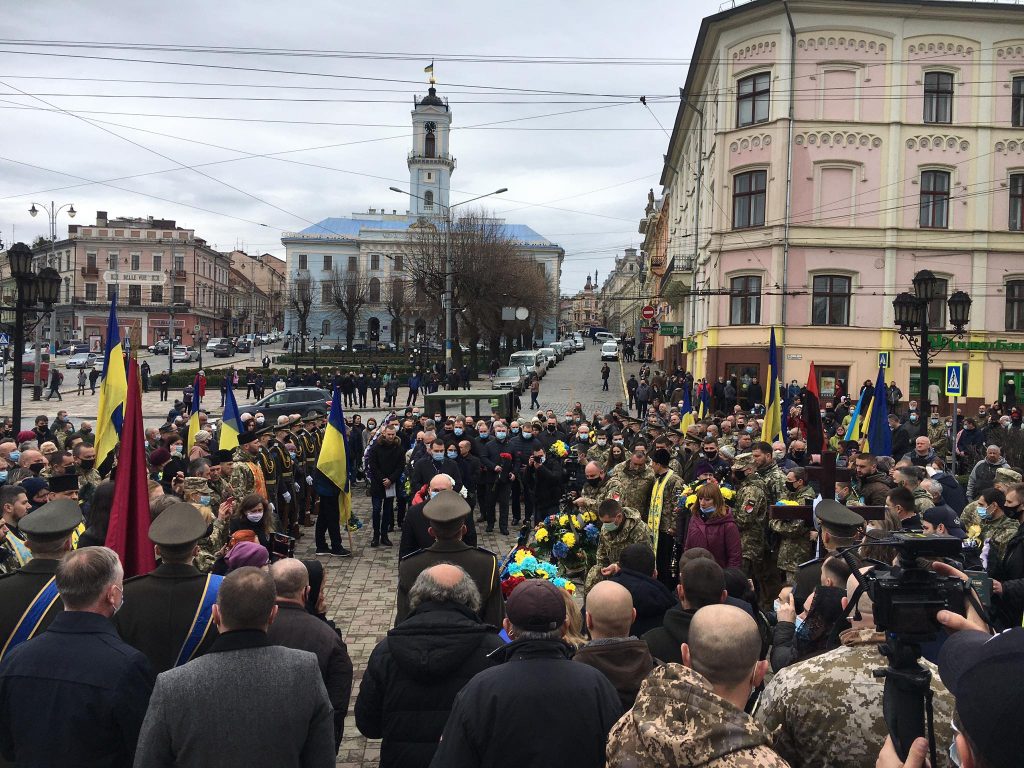 У Чернівцях попрощалися з загиблим на війні бійцем прикарпатської "десятки" ФОТО та ВІДЕО