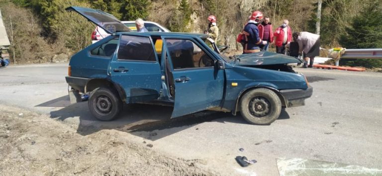 На Франківщині не розминулися дві автівки, рятувальники витягували людей з машини ФОТО