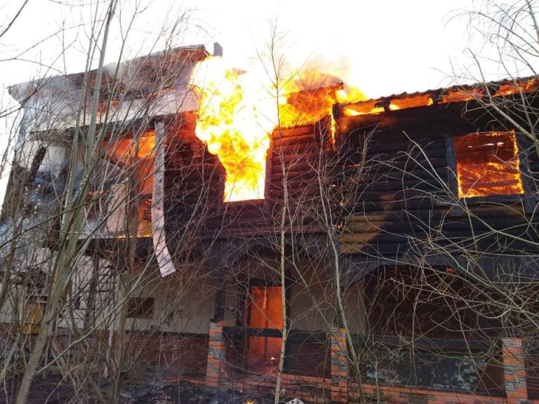 Прикарпатські вогнеборці ліквідували пожежу двоповерхової дерев’яної будівлі в селі Ценжів ФОТО