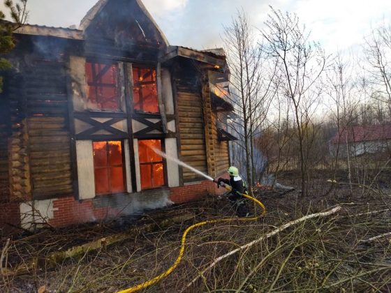 Прикарпатські вогнеборці ліквідували пожежу двоповерхової дерев’яної будівлі в селі Ценжів ФОТО