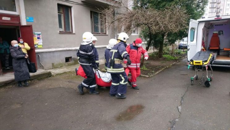 У Франківську рятувальники допомагали медичним працівникам ФОТО