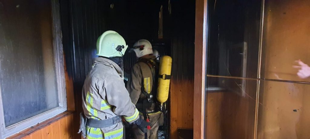 Прикарпатські вогнеборці ліквідували пожежу в житловому будинку