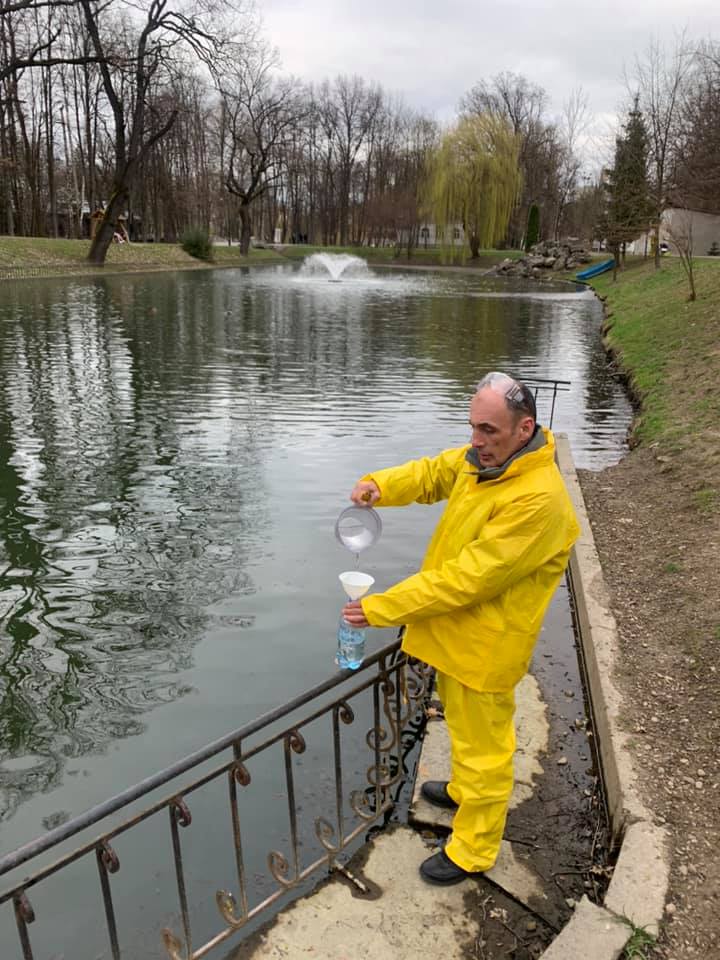 Харківські біохіміки досліджують, чому "цвіте" вода в Івано-Франківському парку ім. Т.Шевченка