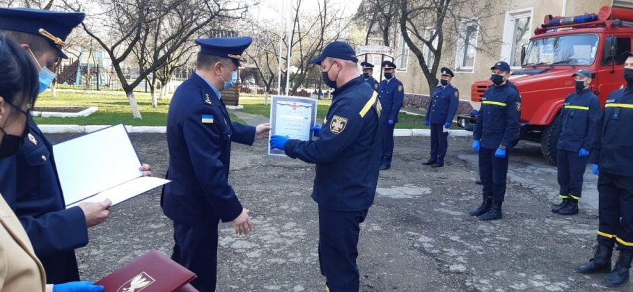 На Прикарпатті нагородили рятувальників, допомагали розгорнути та працювати мобільному шпиталю в Богородчанах