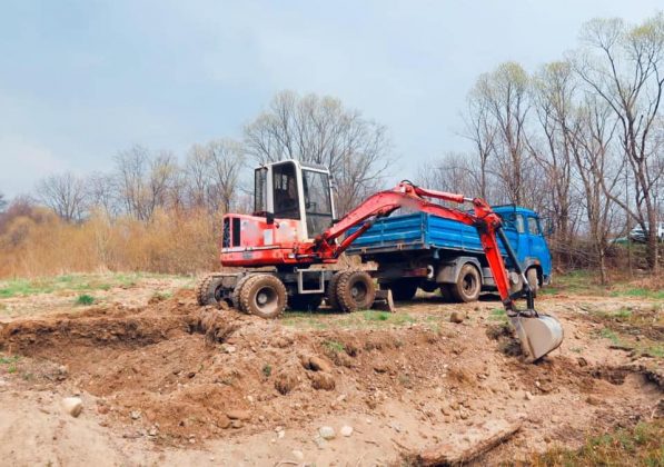 На Прикарпатті поліцейські викрили порушників, які незаконно вирубували ліс та видобували гравій ФОТО